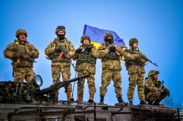 Минобороны Украины закупило 50 тысяч комплектов женской военной формы