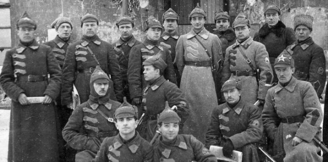 Почему звезды на "буденовках" разного цвета?