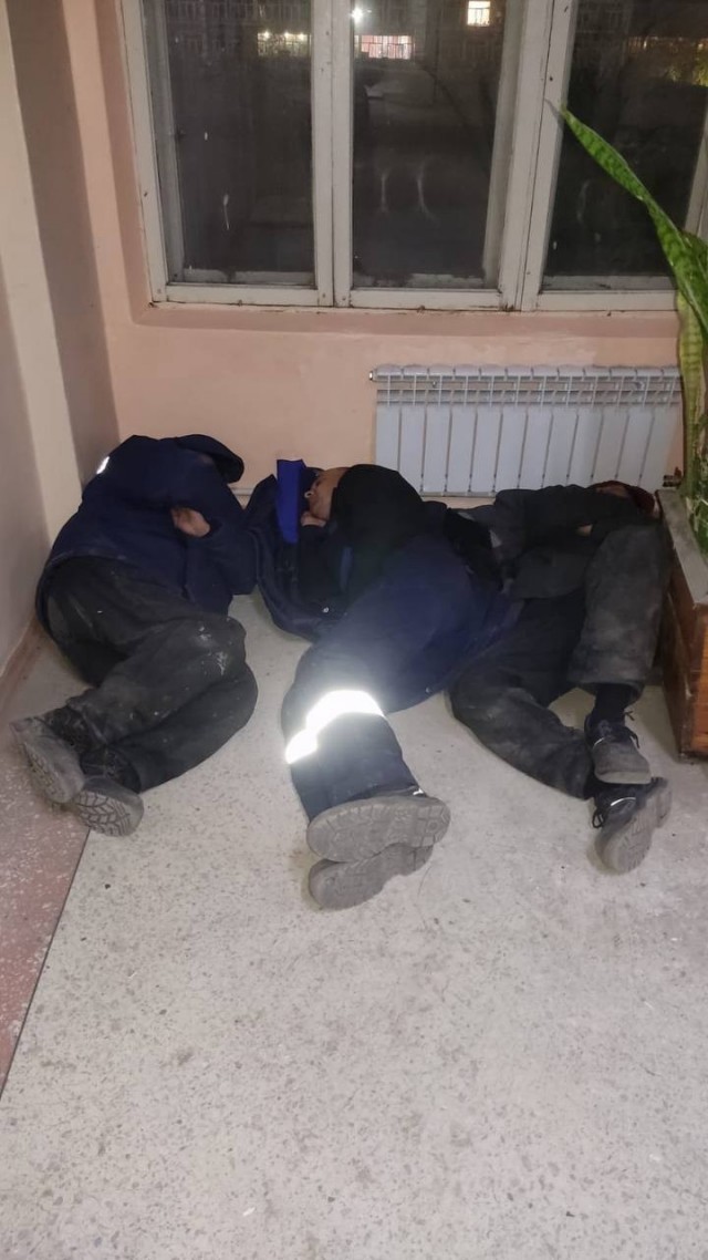 В Приморье рабочие массово ночуют на ГРЭС из-за невыплаты заработной платы — сотрудники залазят на крышу и угрожают, что сбросятся