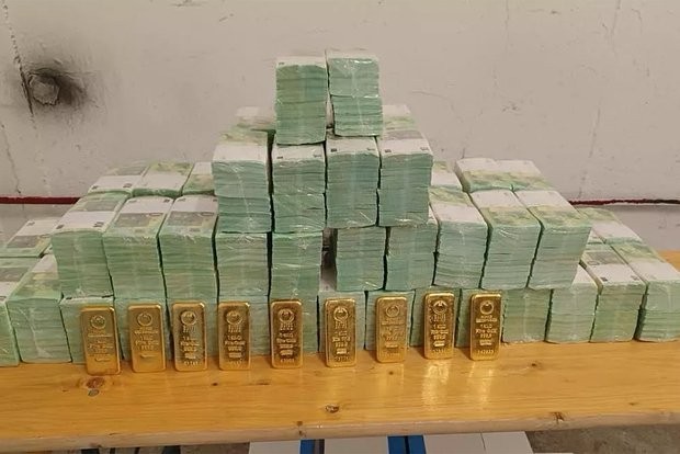 Власти Венгрии показали фото изъятых у украинцев золота и валюты