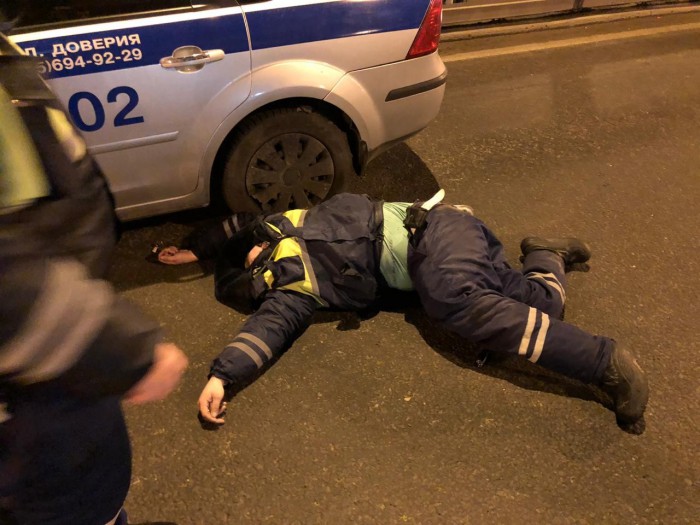 В Москве лишенный прав таксист сбил сотрудника ДПС