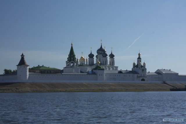 На катере в пос.Макарьево или Топограв, бе-бе-бе)