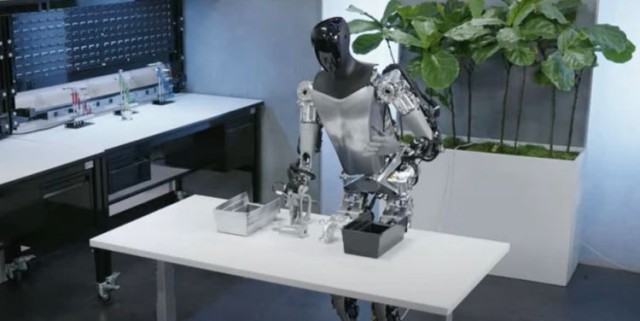 Tesla продемонстрировала, как происходит обучение человекоподобных роботов
