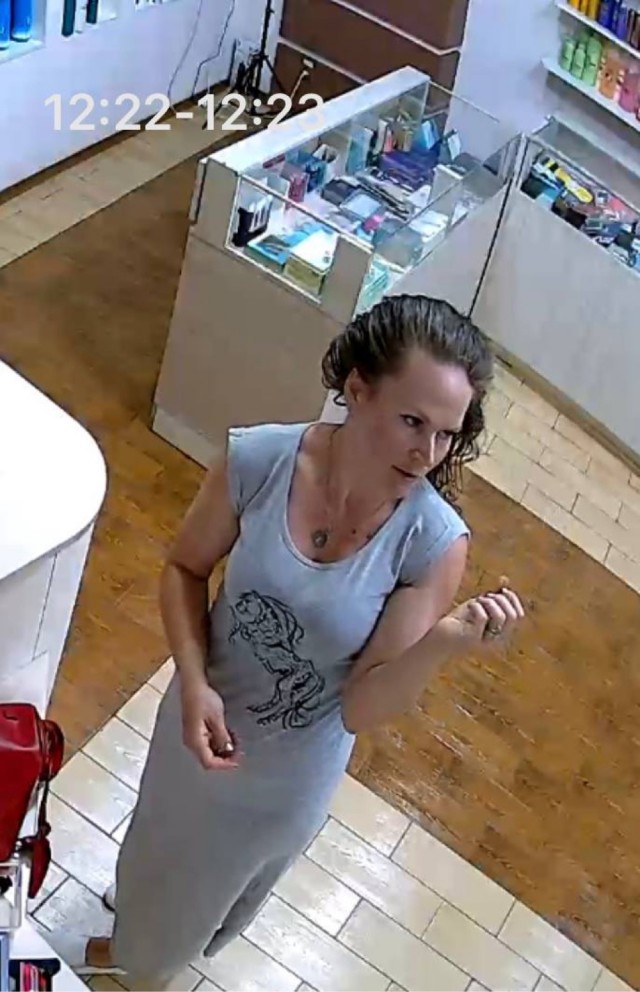 В Донецке изобретательная дама украла масло для волос