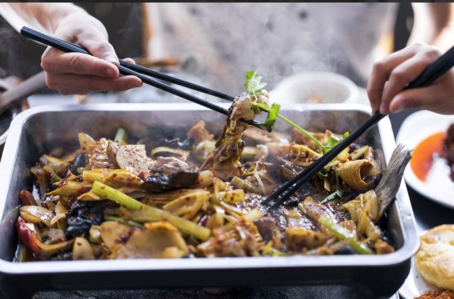 В Китае люди притворяются друзьями умершего, чтобы попробовать лапшу в похоронном бюро