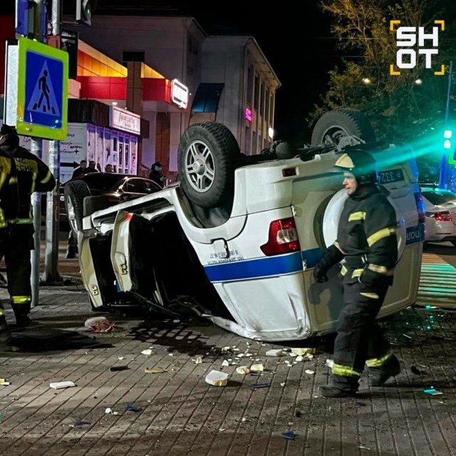 Момент жëсткого ДТП в Новошахтинске: полицейская машина на скорости столкнулась с легковушкой и перевернулась