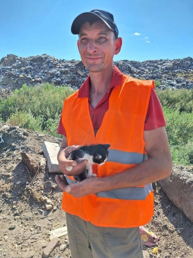 Крошечного котенка вытащили из груды мусора