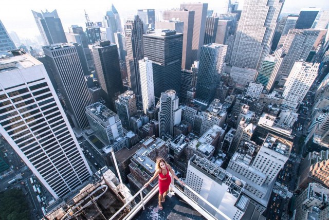 Девушки на крышах небоскребов Нью-Йорка
