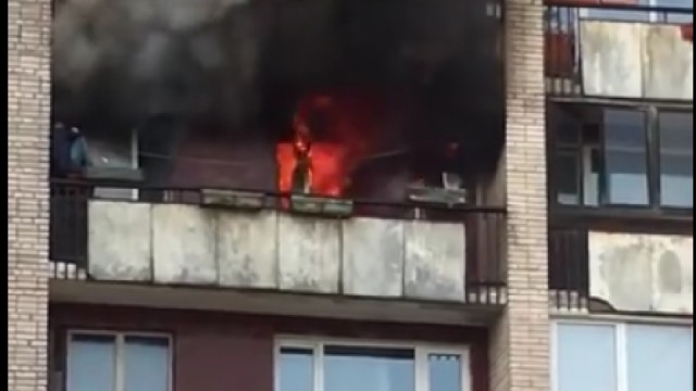 В Петербурге мужчина спрыгнул с балкона 6-го этажа, спасаясь от огня в квартире. Пожарные не успели ему помочь