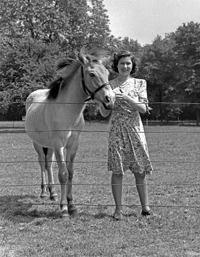 20 фотографий Елизаветы II, сделанных до того, как она стала королевой