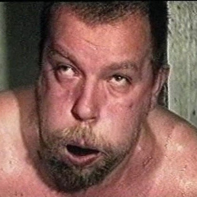 В Ярославле игроман оставил хозяйке квартиры 500 банок с мочой