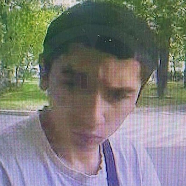 Хулиган, нокаутировавший ударом ноги москвича в парке Горького, отказывается общаться с полицейским без мамы и папы