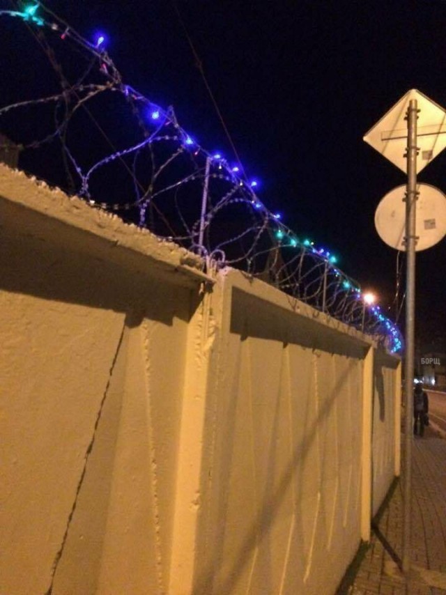 Ростовчане бурно отреагировали в соцсетях на яркие желто-синие новогодние гирлянды