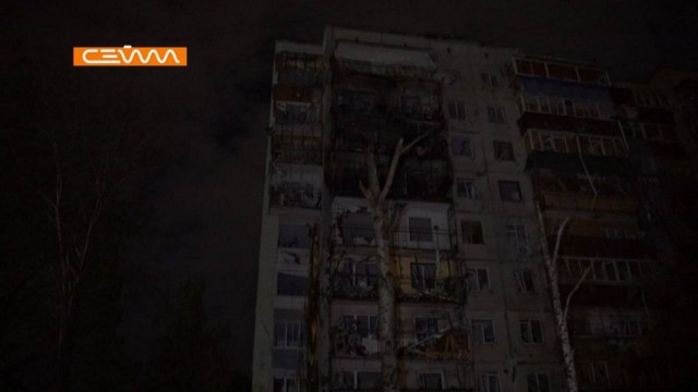 Второй день подряд ВСУ атакуют беспилотниками многоквартирные дома — сегодня дрон попал в здание в Курске