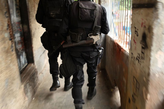 Прогулка по опасным фавелам Рио-де-Жанейро в компании бразильского спецназа