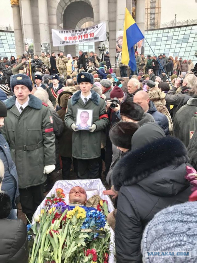Гробы и стон на Майдане: в центре Киева прощаются с убитыми под Авдеевкой карателями