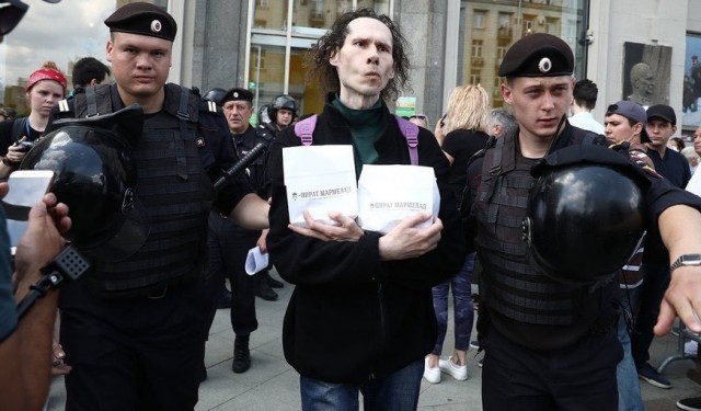 Почти 70% россиян уверены, что жестокие задержания на митингах необходимы