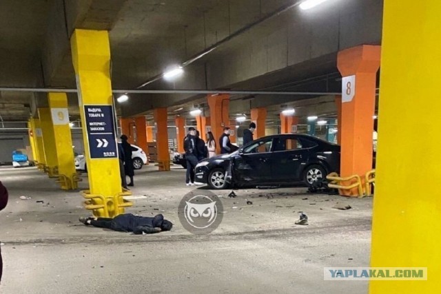 В Омске на уличных гонках автомобиль въехал в толпу людей