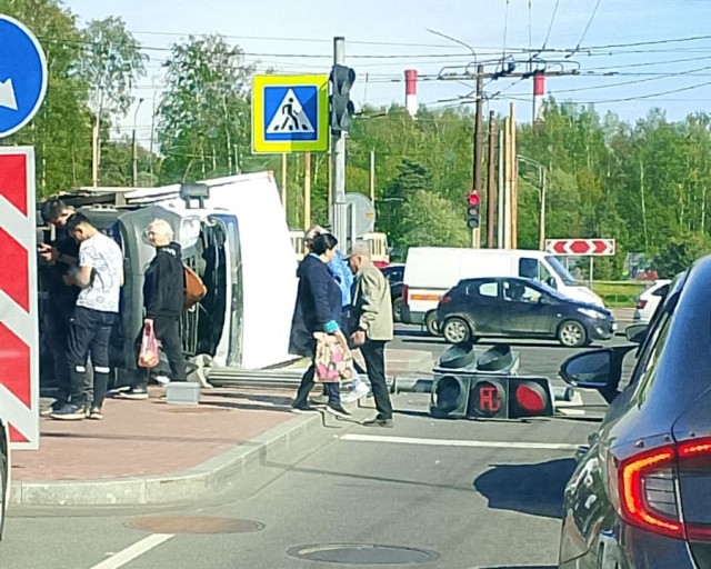 В Питере мужик угнал «Газель» с пивом, по пути выпил пару бутылочек пенного и опрокинул машину, врезавшись в столб