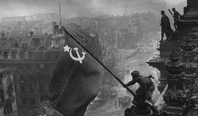 Активисты майдана в Одессе вытерли ноги о знамя
