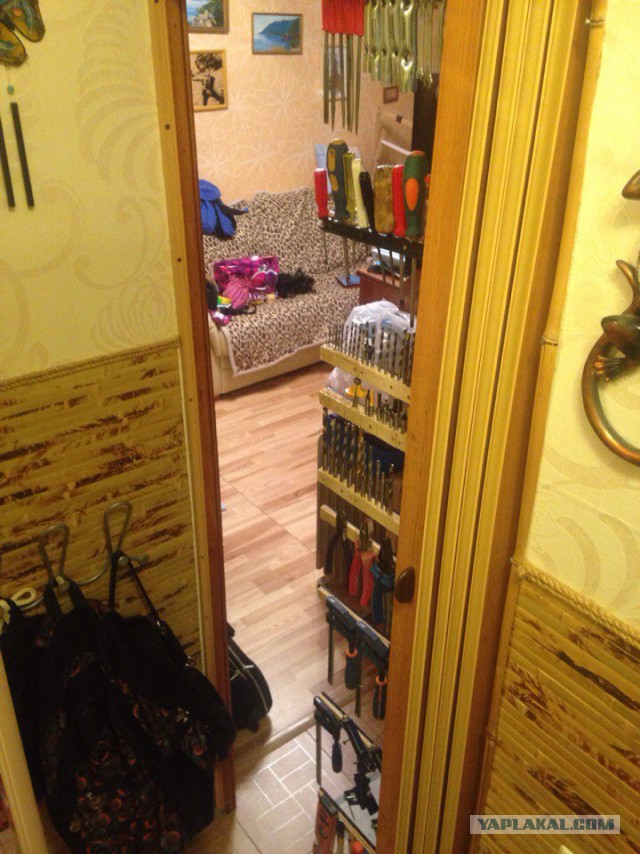 Вешалка для инструментов на шариковых направляющих в малогабаритке