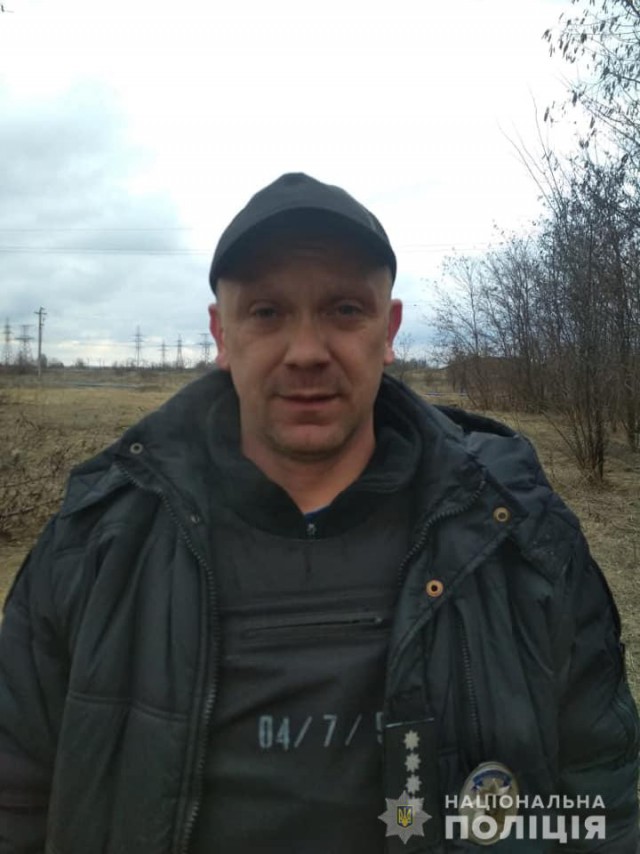В днепропетровской области украинские полицейские подошли к затонированной в пол иномарке, дабы провести осмотр