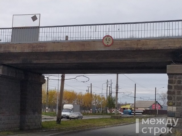 В Нижнем Тагиле неизвестные повесили на мосту баннер «Ильич вставай они ох****»