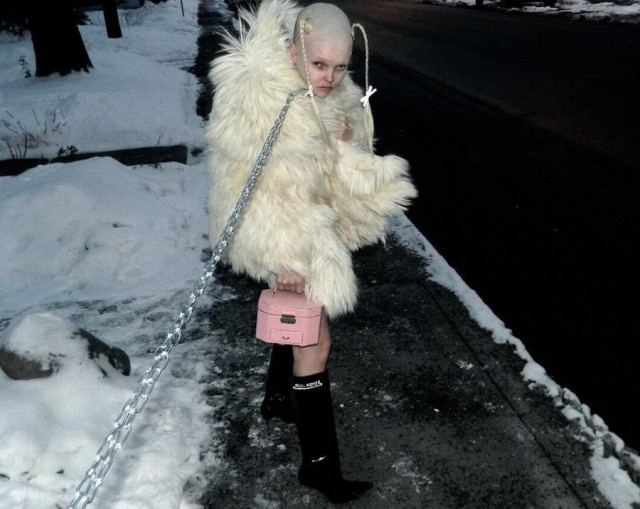 Светка, коза блин, фоткай давай, я же позирую
