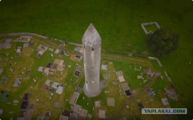 Высокая круглая башня средневековья в Килмакдуа, назначение которой доподлинно неизвестно