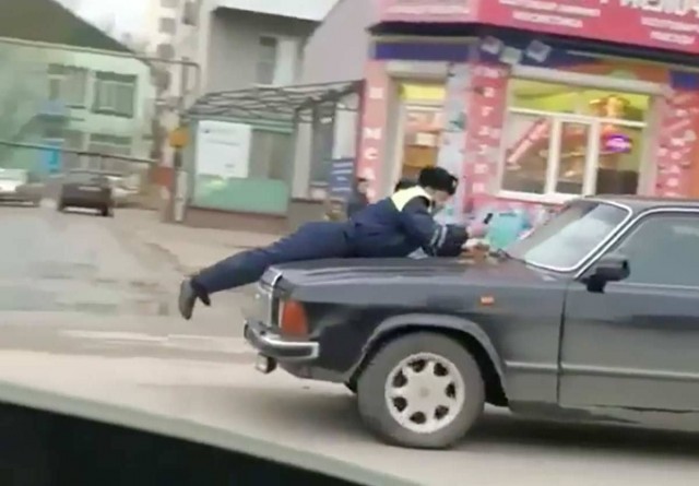 Фигурка на радиаторе