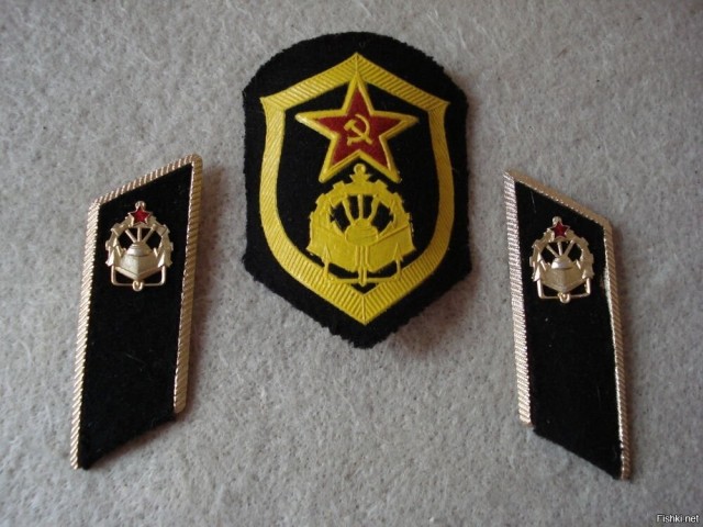 Покажи свой шеврон.