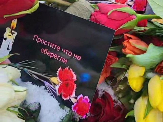 Жители стран Балтии несут цветы к танкам в Риге, Таллине и Вильнюсе