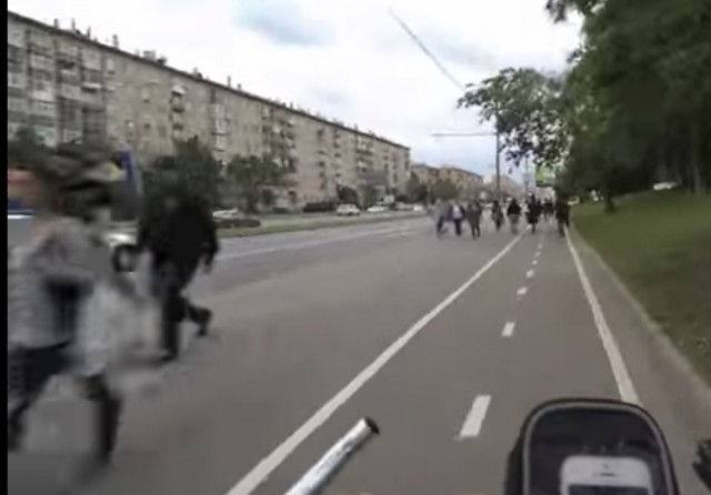 Давит пешеходов на велодорожке