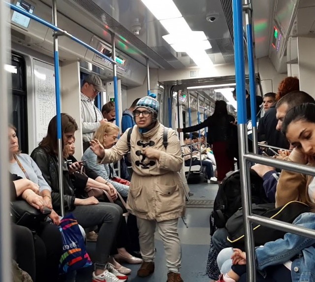 В Москве задержали банду попрошаек с табличками «помогите на билет», которые собирали деньги с пассажиров в метро