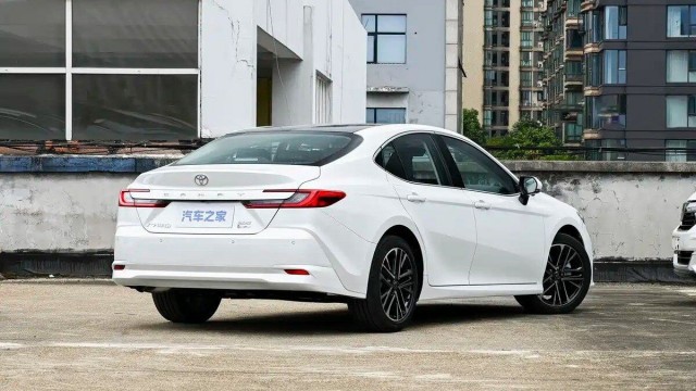 Обновлённая Toyota Camry вышла в предзаказ в Китае по цене Lada Vesta (*с учетом скидок)