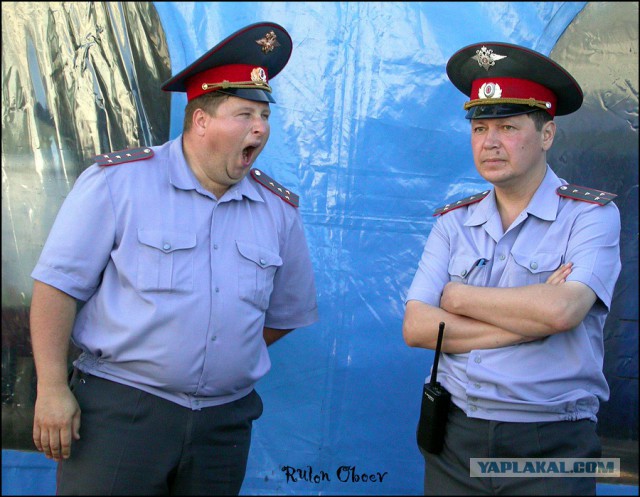 Припарковался на тротуаре?