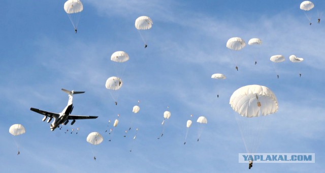 Два десантника приземлились на запасном парашюте