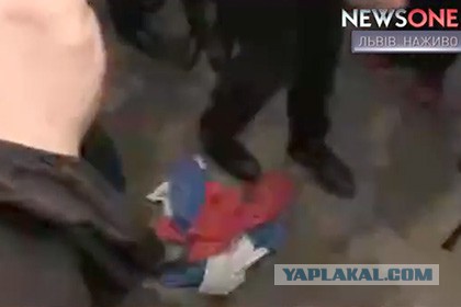 Депутат Рады сорвал российский флаг с консульства РФ во Львове