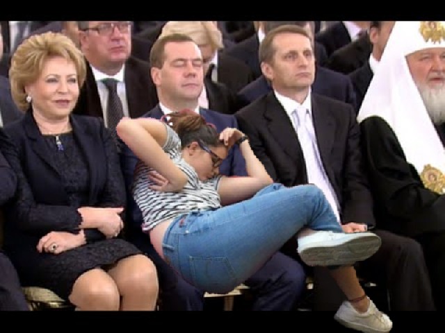 Фотожаба. Девушка просто уснула в кресле в универе