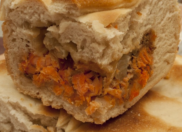 Мини пирог с сёмгой, картошкой, сыром и зеленью
