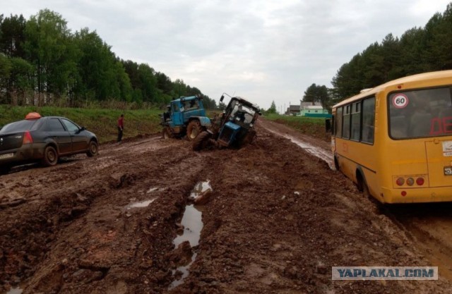 Дрифт в грязи на школьном автобусе