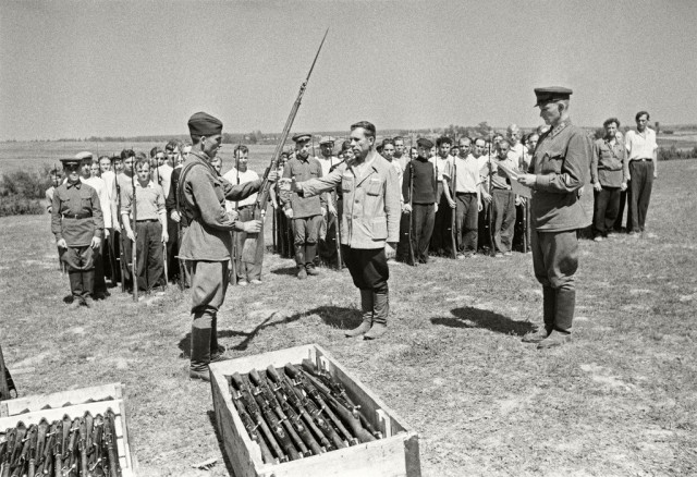 В Киеве массово раздали оружие