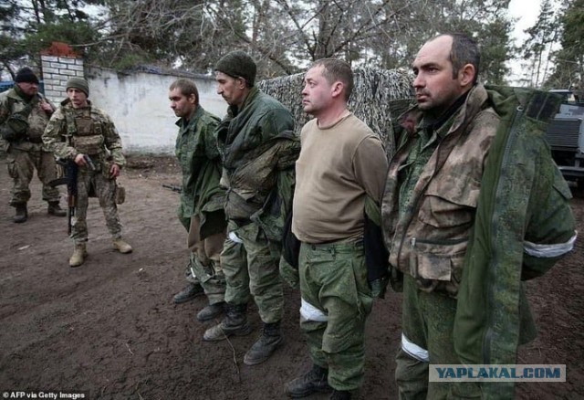 Местные жители и российский танк