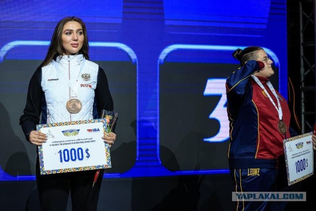 Женская сборная России по боксу вышла на церемонию открытия чемпионата мира в Нью-Дели с российским флагом
