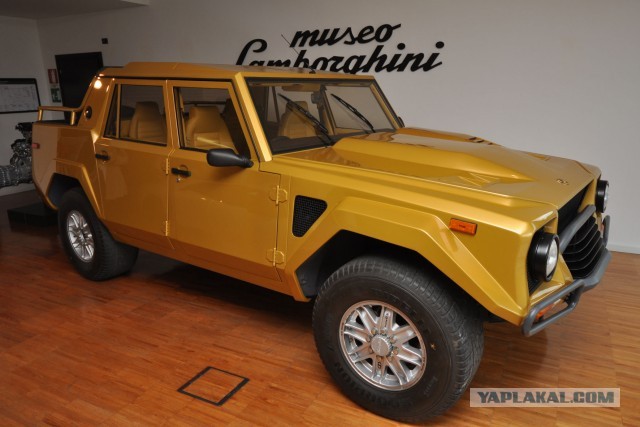 На торги выставили уникальный внедорожник Lamborghini LM002, созданный для султана Брунея