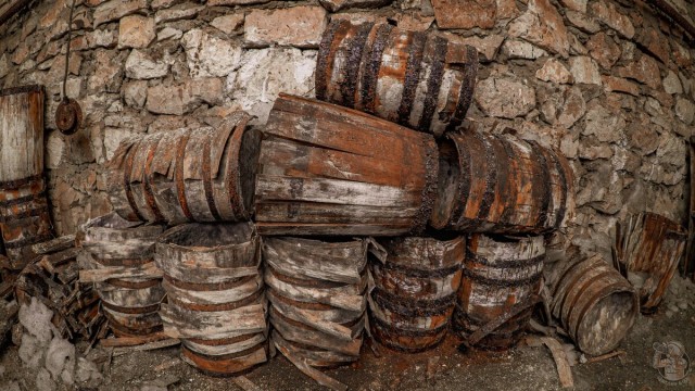 Показываю где "прятали" дефицит в СССР — это огромный подземный холодильник. Его вместимость 200 ЖД вагонов провизии!