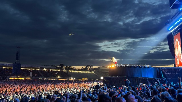 Роберт Плант написал открытое письмо Ангусу Янгу и фанатам AC/DC ⚡
