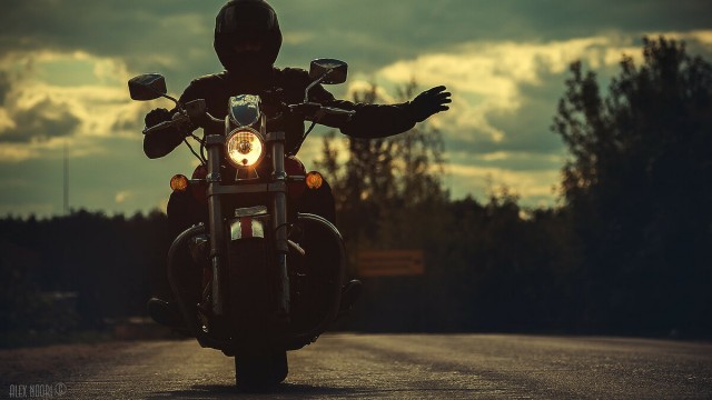 А вы приветствуете мотоциклистов когда на двух колесах?