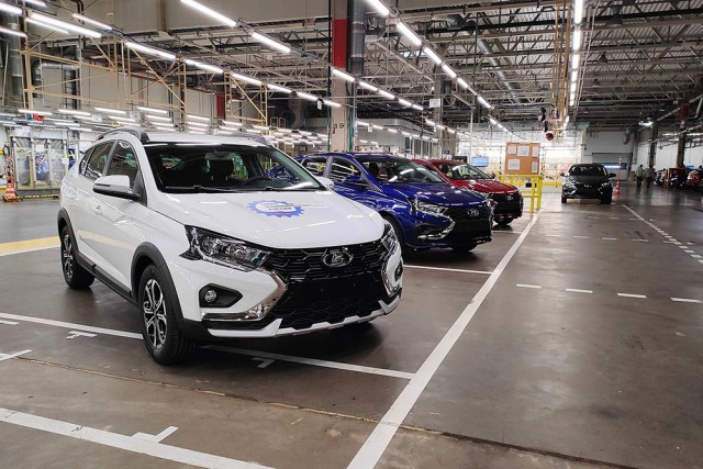 Стало известно, сколько Lada Iskra отгрузят дилерам до конца сентября - более 1100 автомобилей