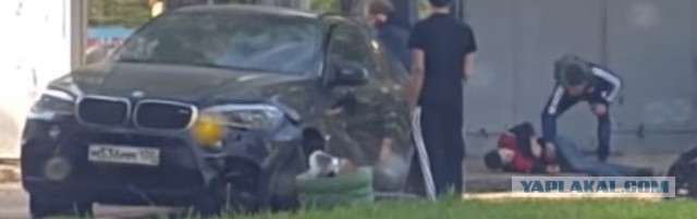 За рулём BMW X6, протаранившего остановку, находился сын экс-министра спорта РФ